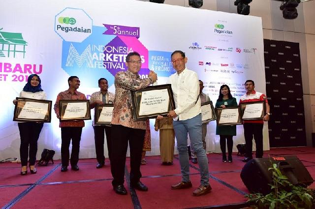 Dirut Bank Riau Kepri Raih 2 Award Sekaligus