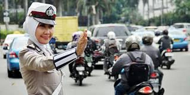 Meminimalisir tindak kejahatan, ketemu dijalan Polisi antarkan siswa pulang  kerumah