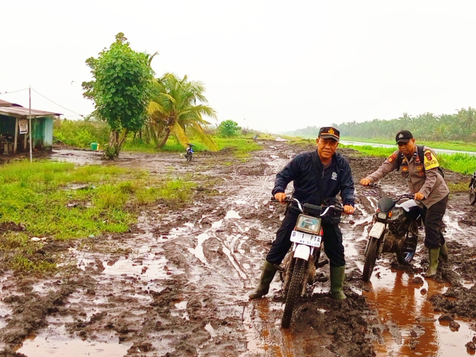Ciptakan Pemilu Damai, Kapolsek Teluk Belengkong di Inhil Tempuh Jalan Berlumpur 6 Kilometer