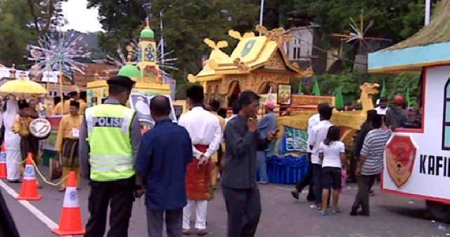 MTQ Nasional di Ambon Pawai Kafilah Riau Disambut Meriah