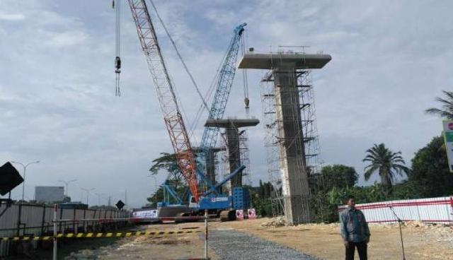 Jokowi Tinjau LRT Ditemani Ahok