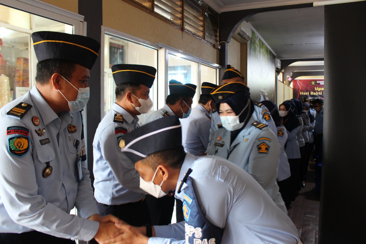 Lapas Kelas IIA Pekanbaru Gelar Apel Halal Bihalal Serta Penyerahan Pin Petugas Terbaik