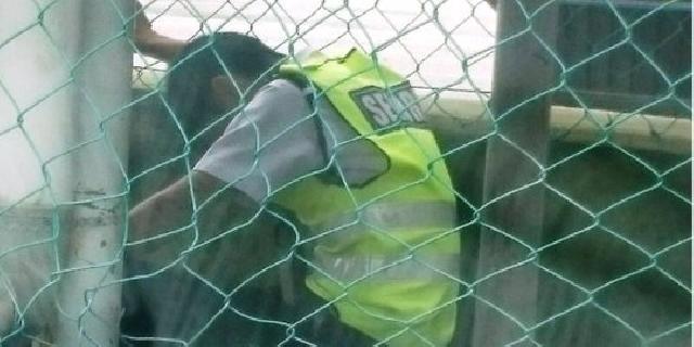 Satpam duduk dipojok menangis sambil elus dompet, penyebabnya bikin nitizen terharu