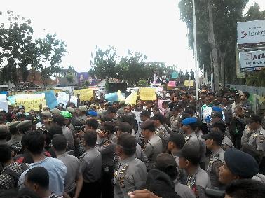 Gunakan 13 Truk Masyarakat Rohul Serbu KPU Riau