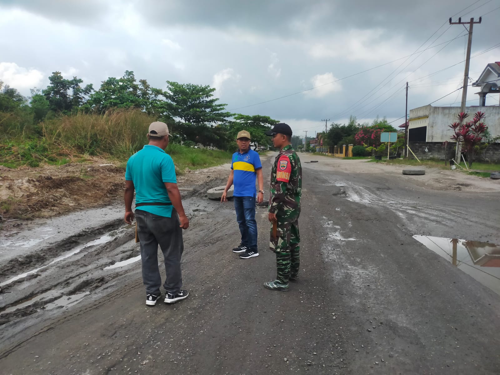 Kondisi Rusak Parah Jalan Nasional di Desa Petai Kuansing Riau Menyebabkan Kemacetan