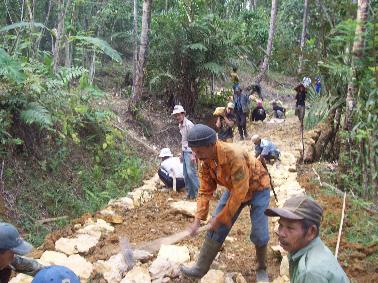 Warga Keluhkan Pengaspalan Jalan Dialihkan ke RT Lain