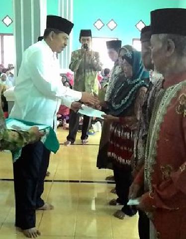 Alferdi Serahkan Zakat Tahap IV di Bunga Raya