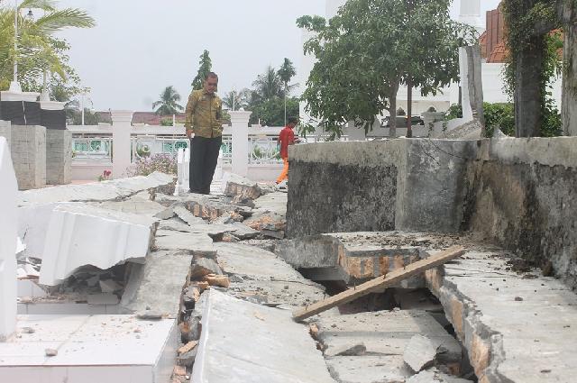 Waduh !! Tembok Makam Pahlawan Rohil Roboh