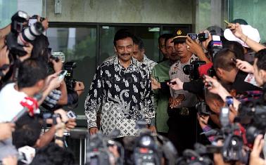 Ditahan KPK, Andi Mallarangeng Angkut 6 Koper, Tas dan Buku