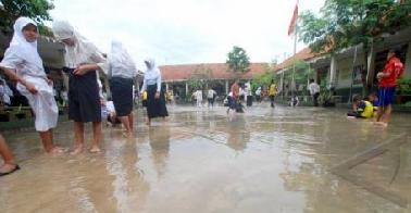 Banjir di SMPN 21 Pekanbaru Ganggu Proses Belajar Mengajar