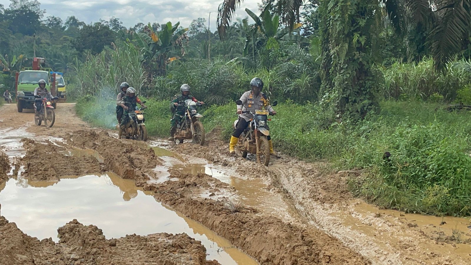 Kapolres Rohul Tempuh 15 Jam Lewati Jalan Rusak Demi Amankan Logistik Pemilu
