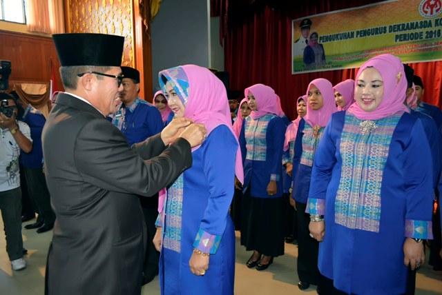 Haslinar Dikukuh Sebagai Ketua Dekranasda Kota Dumai