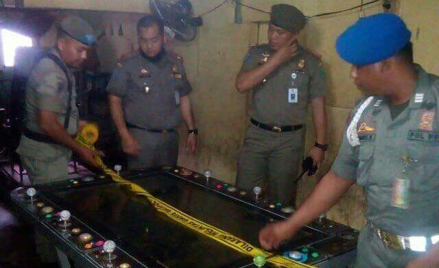 Satpol PP Segel Tempat Hiburan Tak Berizin