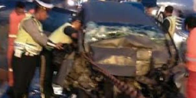 Tabrak truk kontainer di Tol Ancol, mobil dinas TNI AL remuk