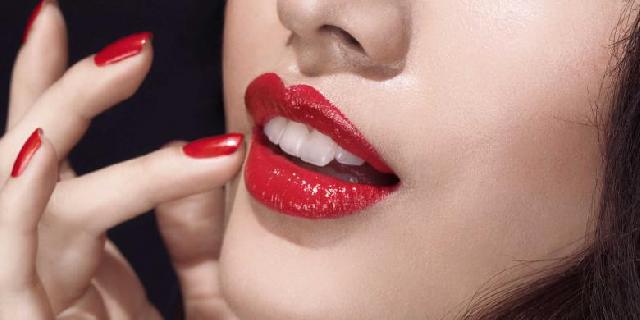 Trik Pakai Lipstik Merah agar Tahan Lama