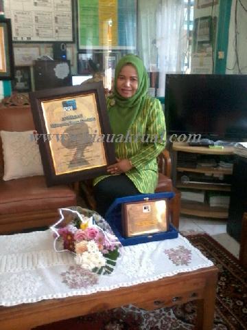 Asmaroni Terima Inspiring Women Award 2013