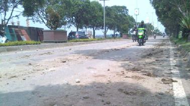 Wako Pekanbaru Minta Kontraktor Bersihkan Tanah Berserakan di Jalan Sudirman