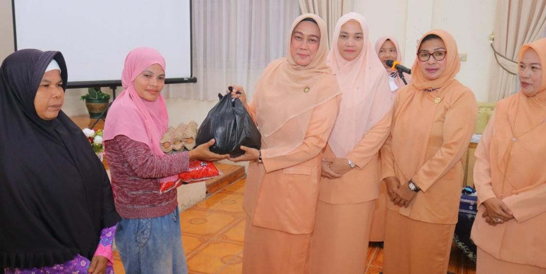 HUT ke-23, Dharma Wanita Persatuan Siak Berbagi Sembako Kepada Masyarakat