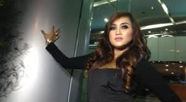 Istri Ahmad Fathanah Lepas Jilbab