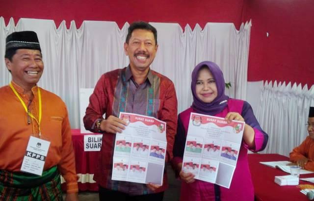 Bawa Istri, PJ Wako Pekanbaru Nyoblos Di TPS 18