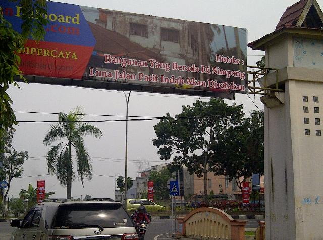 Masyarakat Simpang Lima Laporkan Reklame dan Media Online yang Meresahkan