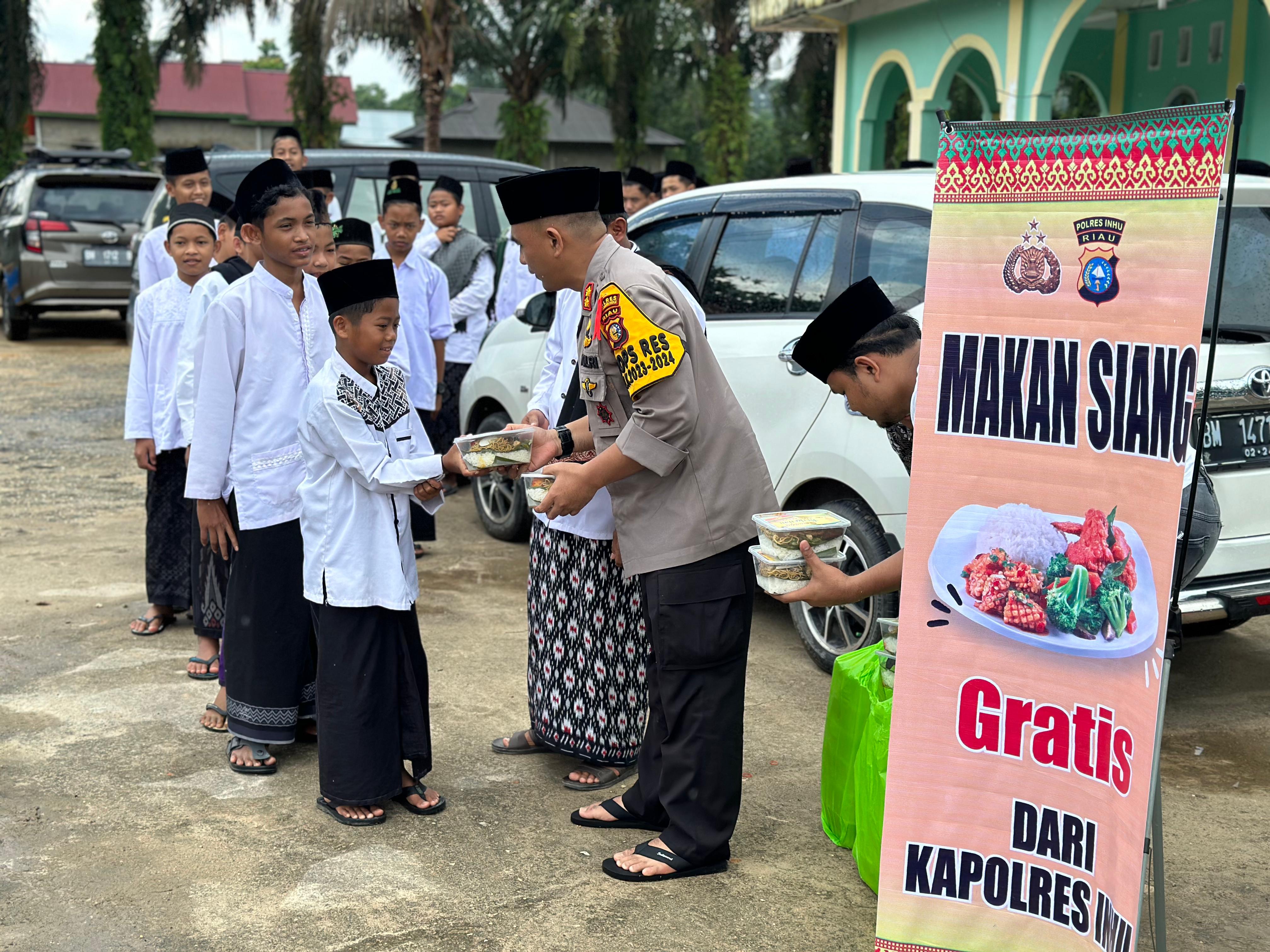 Kapolres Inhu Siapkan Makan Siang Untuk Jemaah dan Santri, Bayarnya Pakai Doa