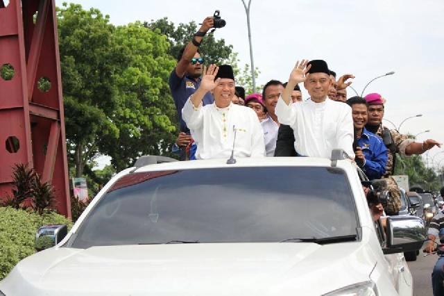 Bersama Pendukungnya, Firdaus-Ayat Mendaftar ke KPU