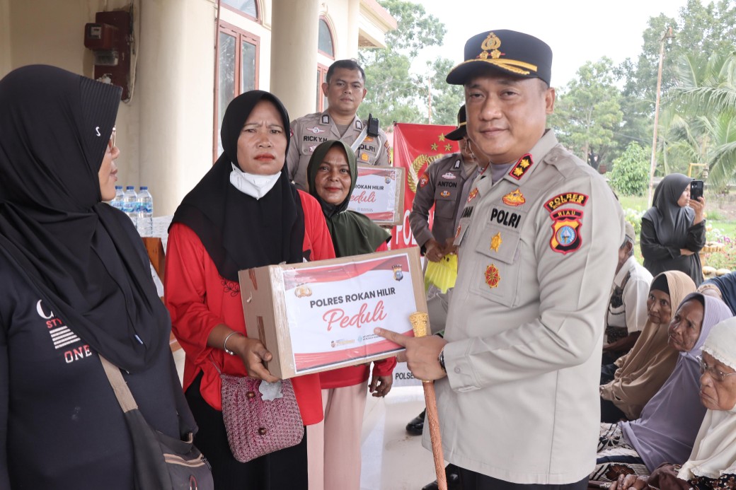 Polri Peduli Kaum Dhuafa, Kapolres Rokan Hilir Serahkan Langsung Bantuan Kemanusiaan