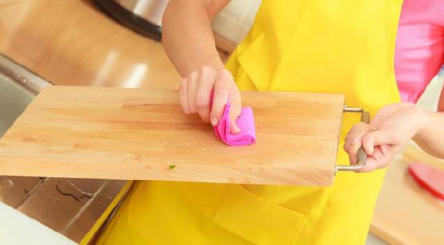 Cara Tepat dan Aman Bersihkan Talenan