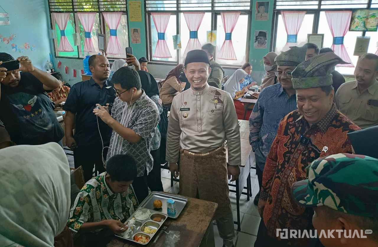 Wamen PAN-RB Tinjau MBG di SMP 16 Pekanbaru, Wako Agung Harapkan Cakupan Diperluas