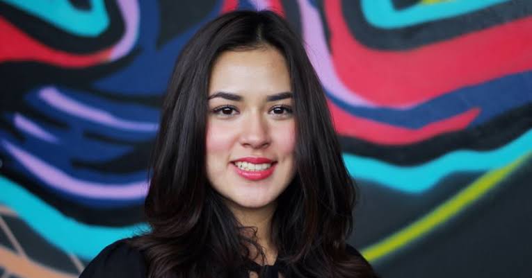 Raisa Berpose dengan 2 Kancing Baju Dibuka