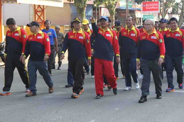 Bupati Kuansing Lepas Jalan Santai Sempena HPN 2016