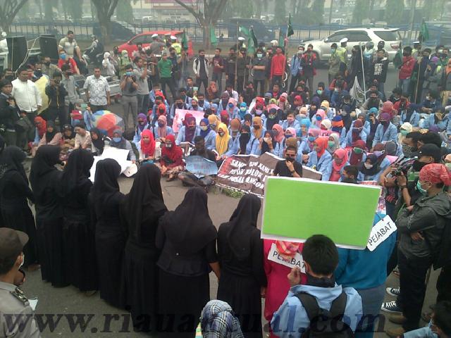 Kue HUT Kabut Asap Riau Ke 17 Ditiup Sekdaprov  
