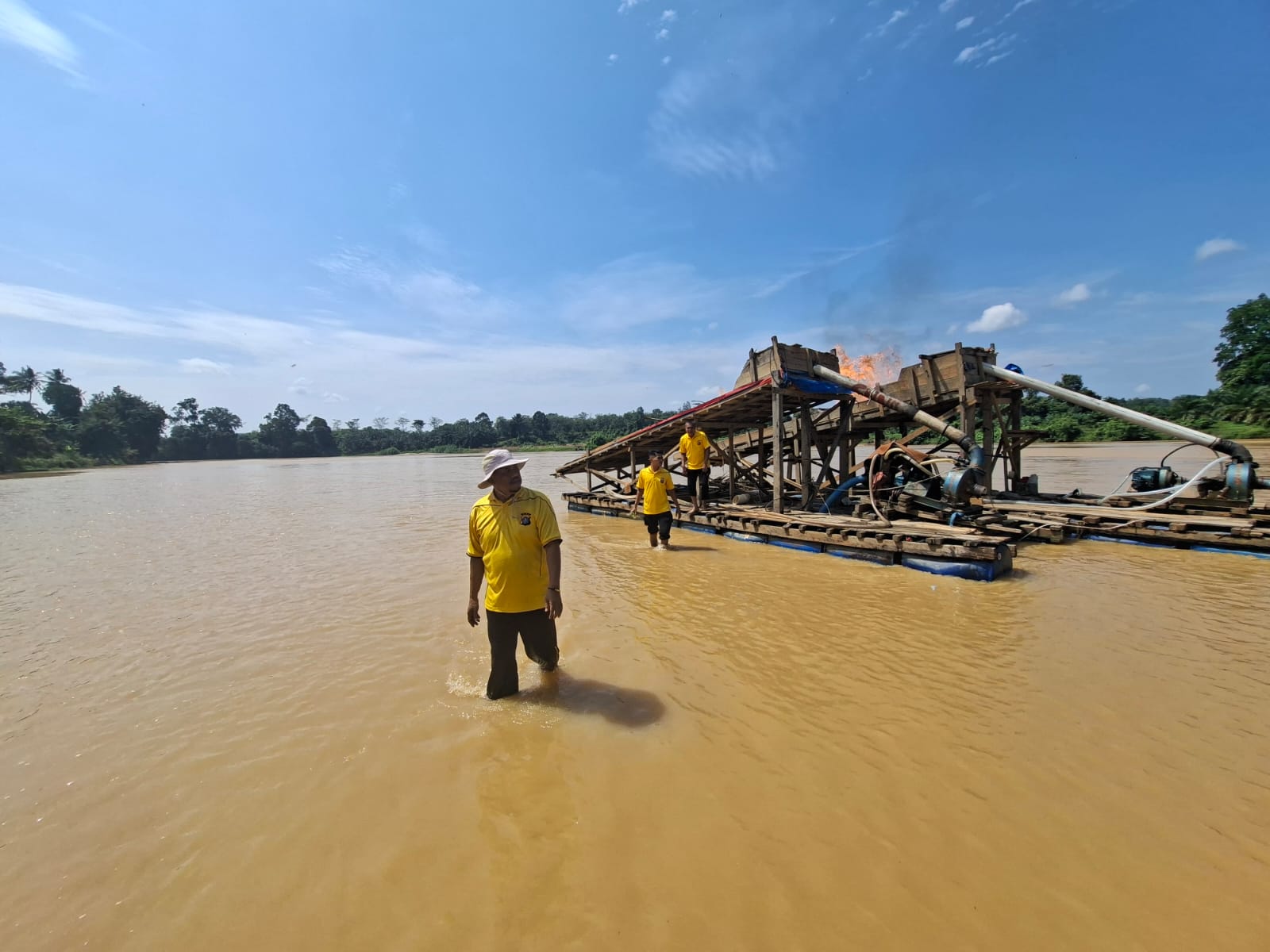 Polsek Cerenti Musnahkan Rakit PETI di Sungai Kuantan