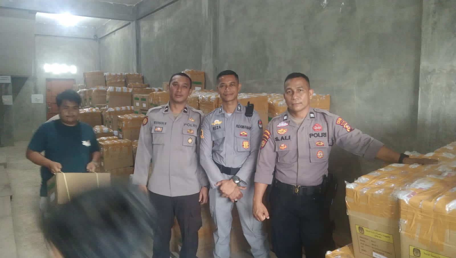 Polisi Kawal Ketat Proses Pengambilan dan Penerimaan Surat Suara Terlipat di Kuansing