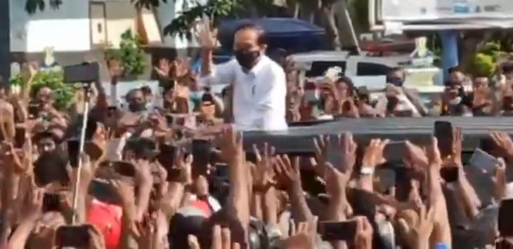 Terkait Video Jokowi Lambaikan Tangan, Bagikan Suvenir di Tengah Kerumunan, Ini Penjelasan Istana