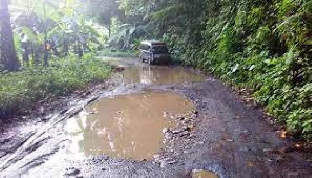 Warga Kampung Dosan Harapkan Perbaikan Jalan