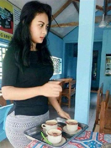 Penjual Kopi Cantik nan Seksi Jadi Viral di Medsos