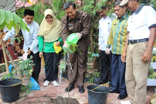 FORWADIK Pekanbaru Beri Bibit Pohon ke 71 Sekolah