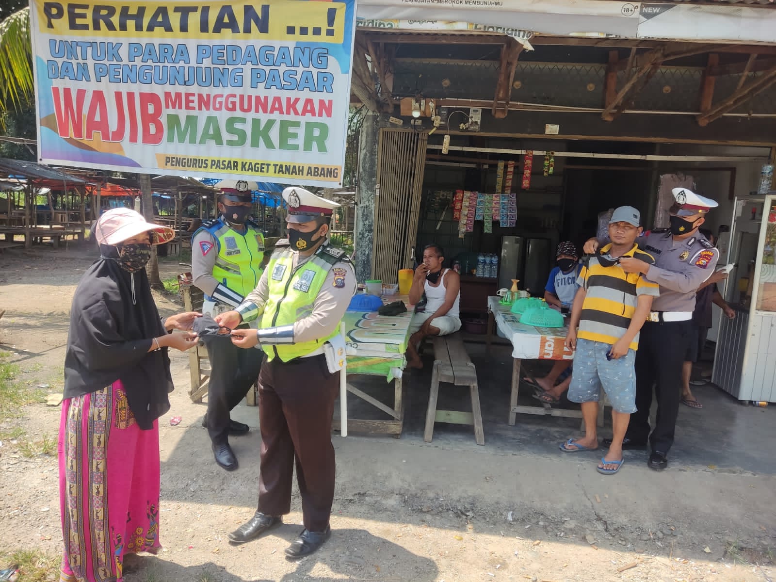 Polres Rokan Hulu Bagikan Stiker 'Ayo Pakai Masker' Pada Operasi Zebra Lancang Kuning 2021