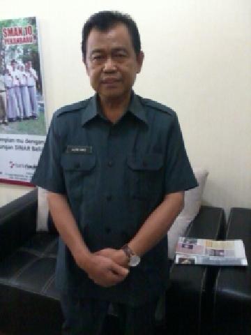 SMAN 10 Bagikan Santunan Kepada Anak Yatim