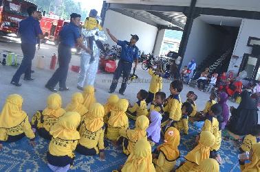 Damkar Siak Beri Pembelajaran Dini Kepada Siswa TK