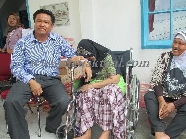 Afrizal Usman Dipeluk Korban Kebakaran Kampung Dalam