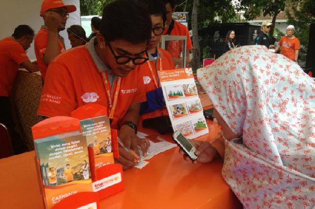 Bertransaksi mudah dengan uang elektronik dari True Money