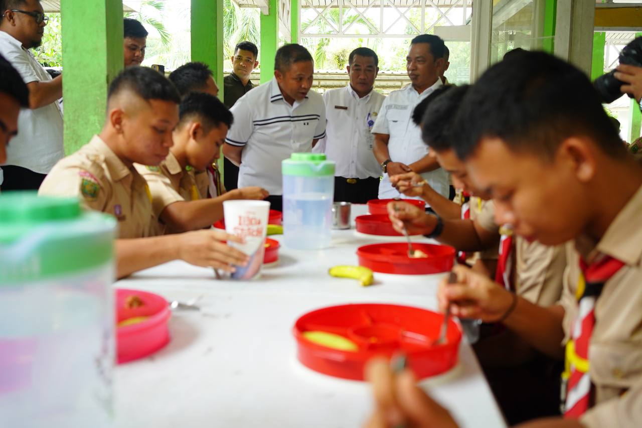 Gubri Abdul Wahid Tinjau Penyediaan MBG di SMAN 5 dan SMAN 15 Pekanbaru