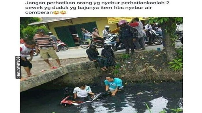 Foto Evakuasi Motor Ini Jadi Perbincangan, Perhatikan 2 Wanita yang Duduk Di Samping Got