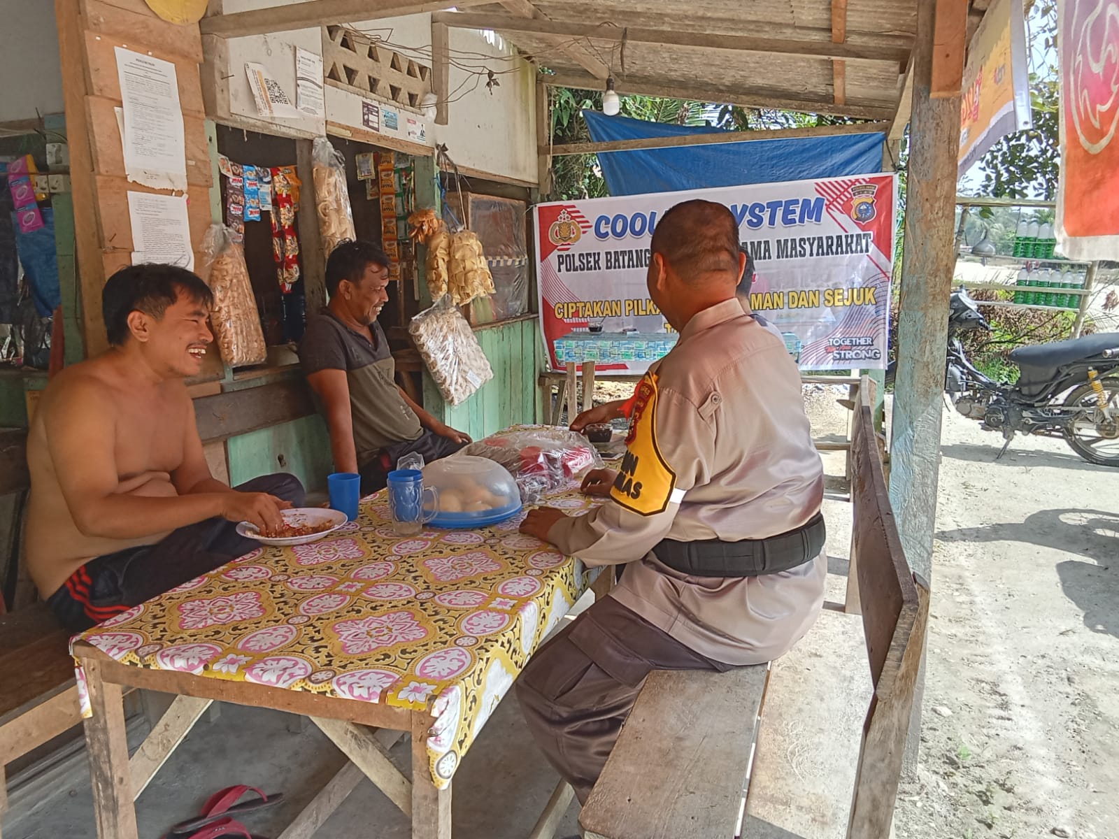 Sambang Ke Warga, Bhabinkamtibmas Ingatkan Waspada Provokasi Isu SARA