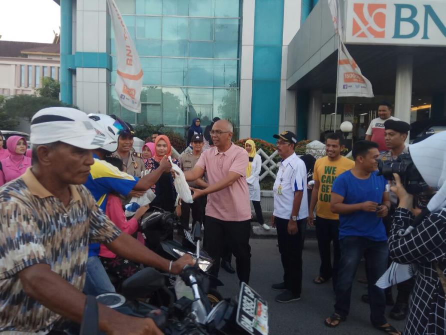 Pj Bupati Inhil Bagikan Takjil kepada Masyarakat