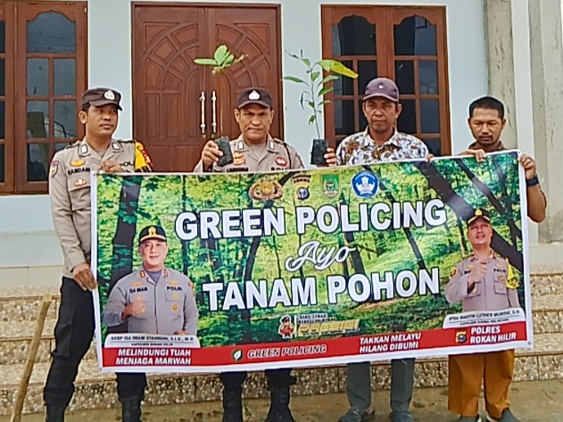Polsek Rimba Melintang Hijaukan Lingkungan Masjid, Dukung Program 21.000 Pohon Kapolda Riau