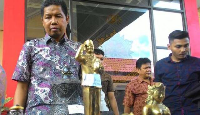 Korban Kanjeng Dimas Diberi Emas Palsu Bergambar Bung Karno